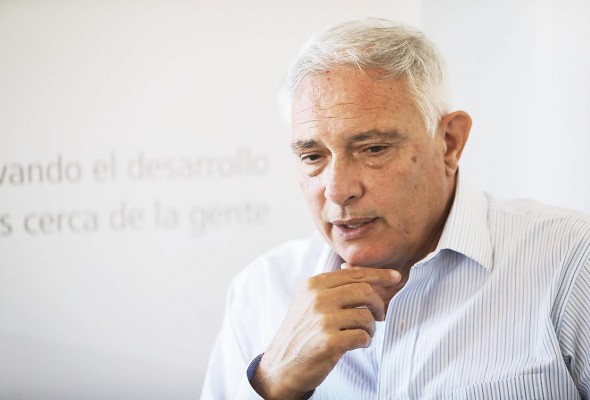 El presidente ejecutivo de Fonplata-Banco de Desarrollo, Juan Notaro, habla en entrevista con 'EFE' ayer en Montevideo. El presidente ejecutivo de Fonplata-Banco de Desarrollo, Juan Notaro, habla en entrevista con 'EFE' ayer en Montevideo.