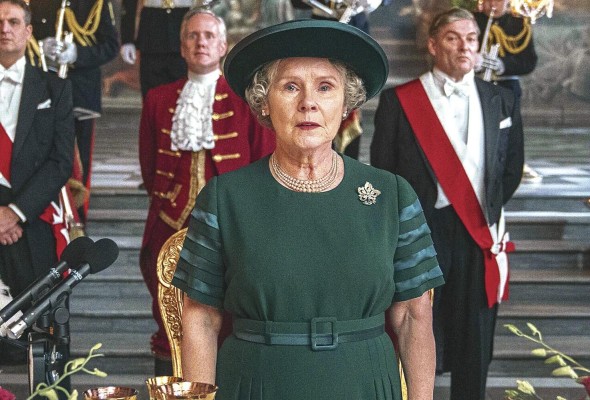Staunton recibe el trono televisivo mientras navega los diferentes tonos de la reina Isabel II en la década de 1990. Staunton recibe el trono televisivo mientras navega los diferentes tonos de la reina Isabel II en la década de 1990.