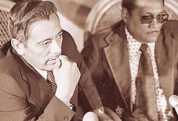 Escobar Bethancourt junto al General Omar Torrijos. Escobar Bethancourt junto al General Omar Torrijos.