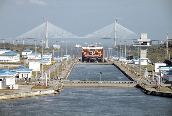 Un buque en tránsito por Panamá. Un buque en tránsito por Panamá.
