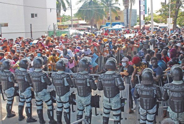 Migrantes protestaron ayer en las oficinas de las oficinas del Instituto Nacional de Migración (INM) Tapachula. Migrantes protestaron ayer en las oficinas de las oficinas del Instituto Nacional de Migración (INM) Tapachula.