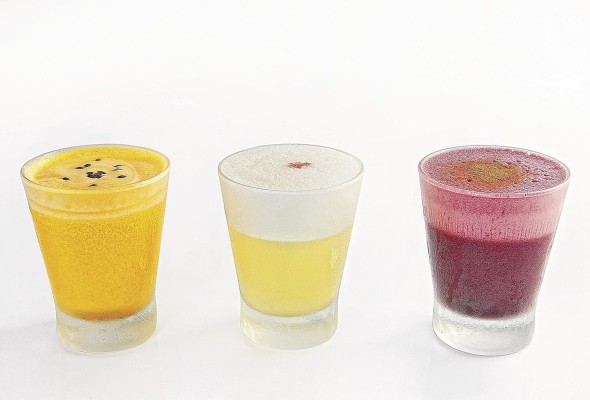 Pisco sour. En una coctelera, sirva hielo, 3 oz pisco, 1 oz de jugo de limón fresco, 1 oz de jarabe de goma , media clara de huevo y sacúdalo. Vierta en un vaso corto y ponga una gota de amargo de angostura. Pisco sour. En una coctelera, sirva hielo, 3 oz pisco, 1 oz de jugo de limón fresco, 1 oz de jarabe de goma , media clara de huevo y sacúdalo. Vierta en un vaso corto y ponga una gota de amargo de angostura.