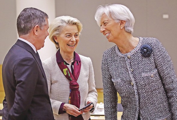 La presidenta de la Comisión Europea, Ursula von der Leyen (C), conversa con Christine Lagarde (d), presidenta del Banco Central Europeo (BCE), y el presidente del Eurogrupo, Paschal Donohoe (i), antes del segundo día de la Cumbre de la UE en Bruselas este viernes. La presidenta de la Comisión Europea, Ursula von der Leyen (C), conversa con Christine Lagarde (d), presidenta del Banco Central Europeo (BCE), y el presidente del Eurogrupo, Paschal Donohoe (i), antes del segundo día de la Cumbre de la UE en Bruselas este viernes.