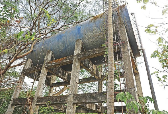 Tanques de reserva de agua, en la desidia Tanques de reserva de agua, en la desidia