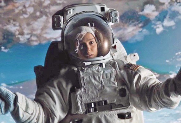 Lucy in the Sky Lucy Cola (Natalie Portman) es una astronauta que regresa a la Tierra tras una experiencia trascendental durante una misión en el espacio, y que comienza a perder su conexión con la realidad en un mundo que de pronto se le hace pequeño. The Hollywood Reporter explicaba que la película “combina un estilo narrativo diferente con ideas visuales muy interesantes. Sin embargo, su parte final ofrece un tipo de melodrama demasiado exagerado que no concuerda con todo lo que hemos visto con anterioridad”. Lucy in the Sky Lucy Cola (Natalie Portman) es una astronauta que regresa a la Tierra tras una experiencia trascendental durante una misión en el espacio, y que comienza a perder su conexión con la realidad en un mundo que de pronto se le hace pequeño. The Hollywood Reporter explicaba que la película “combina un estilo narrativo diferente con ideas visuales muy interesantes. Sin embargo, su parte final ofrece un tipo de melodrama demasiado exagerado que no concuerda con todo lo que hemos visto con anterioridad”.