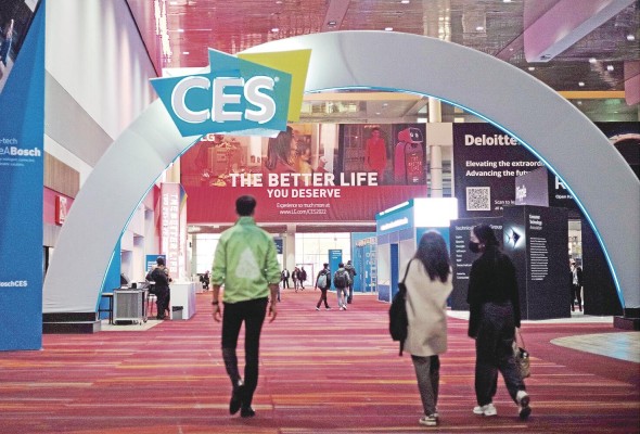 Algunos visitantes en las instalaciones del Consumer Electronics Show (CES) 2022, en Las Vegas, Estados Unidos. Algunos visitantes en las instalaciones del Consumer Electronics Show (CES) 2022, en Las Vegas, Estados Unidos.