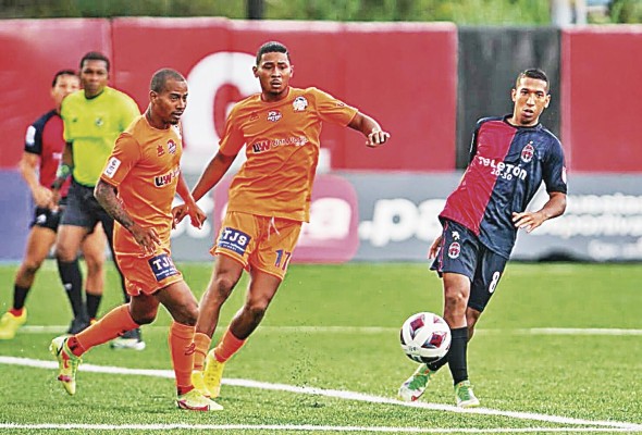 El Sporting de San Miguelito certificó su pase a los 'play-off' luego de derrotar 3-2 a Potros del Este en partido de ida y vuelta. El Sporting de San Miguelito certificó su pase a los 'play-off' luego de derrotar 3-2 a Potros del Este en partido de ida y vuelta.