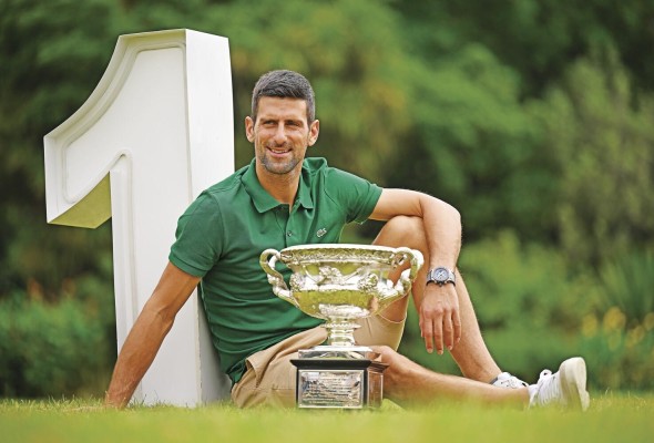 Novak Djokovic mientras posa con el trofeo del Abierto de Australia. Novak Djokovic mientras posa con el trofeo del Abierto de Australia.