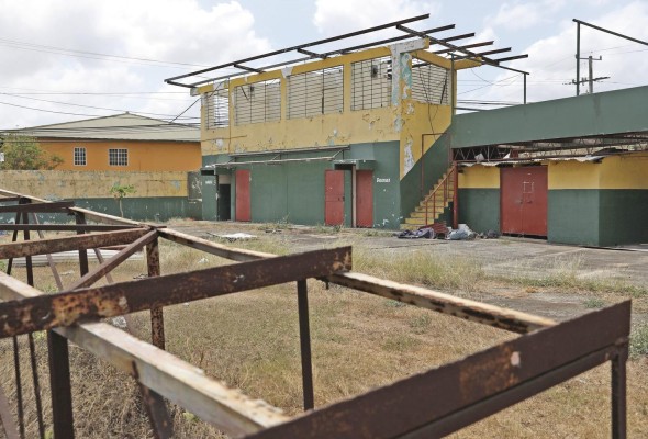 El estadio tendrá un club house para cada equipo, cuatro palco con sus baños y dos restaurantes. El estadio tendrá un club house para cada equipo, cuatro palco con sus baños y dos restaurantes.