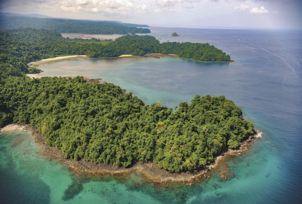 El Parque Nacional Coiba es una reserva natural situada en el archipiélago homónimo perteneciente a los distritos de Montijo y de Soná en la provincia de Veraguas. El Parque Nacional Coiba es una reserva natural situada en el archipiélago homónimo perteneciente a los distritos de Montijo y de Soná en la provincia de Veraguas.