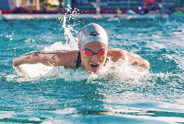 Martínez nada varios estilos, pero se ha especializado en el Dorso, con el que clasificó al mundial de Abu Dabi. Martínez nada varios estilos, pero se ha especializado en el Dorso, con el que clasificó al mundial de Abu Dabi.