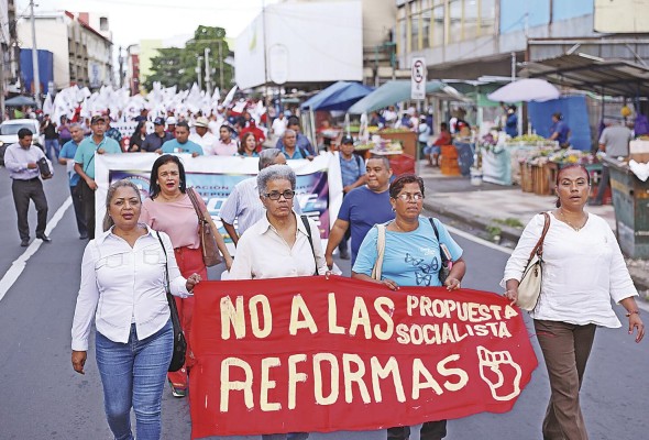 Marcha contra las reformas constitucionales. Marcha contra las reformas constitucionales.