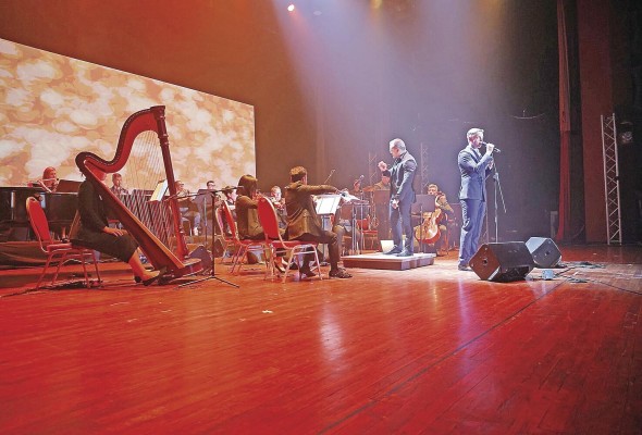 American Pops Orchestra con el solista Nic Roleau en el Teatro Balboa. American Pops Orchestra con el solista Nic Roleau en el Teatro Balboa.