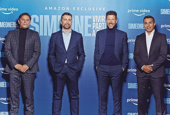 El entrenador argentino del Atlético de Madrid, Diego Simeone (2d), acompañado por los exfutbolistas Toni Muñoz y Gustavo López, y por el director de contenidos de Amazon, Ricardo Cabornero. El entrenador argentino del Atlético de Madrid, Diego Simeone (2d), acompañado por los exfutbolistas Toni Muñoz y Gustavo López, y por el director de contenidos de Amazon, Ricardo Cabornero.