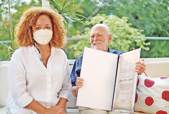 Isabel Burgos, Directora de Las Artes de Micultura entregó el pergamino a Juan Carlos Marcos. Isabel Burgos, Directora de Las Artes de Micultura entregó el pergamino a Juan Carlos Marcos.