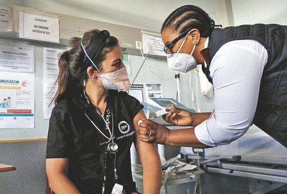 Para frenar la pandemia, las vacunas deberán lograr ser distribuidas globalmente y probadas para la inmunización de niños y adolescentes menores de 18 años. Para frenar la pandemia, las vacunas deberán lograr ser distribuidas globalmente y probadas para la inmunización de niños y adolescentes menores de 18 años.