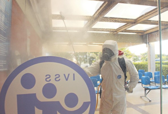 Personal de saneamiento participa en una jornada de desinfección en un hospital venezolano. Personal de saneamiento participa en una jornada de desinfección en un hospital venezolano.
