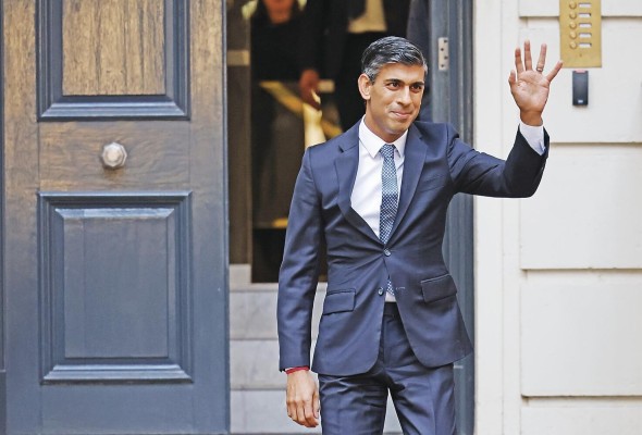 Es la primera ocasión que una persona de origen indio se convierte en primer ministro del Reino Unido. Es la primera ocasión que una persona de origen indio se convierte en primer ministro del Reino Unido.