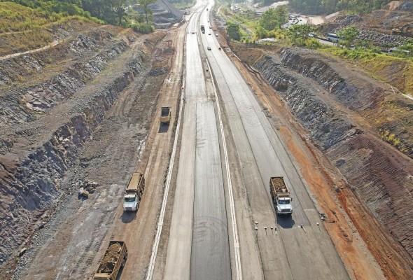La vía contará con 8 carriles en la troncal principal, distribuidos en cuatro de ida hacia la ciudad y cuatro de vuelta hacia Panamá Oeste. La vía contará con 8 carriles en la troncal principal, distribuidos en cuatro de ida hacia la ciudad y cuatro de vuelta hacia Panamá Oeste.