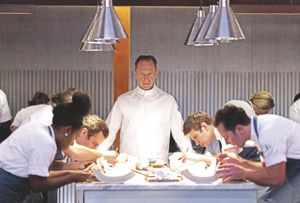 Ralph Fiennes destaca como el críptico chef Julian y organizador de la velada. Ralph Fiennes destaca como el críptico chef Julian y organizador de la velada.