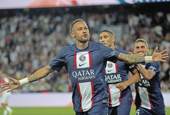 Neymar Jr. celebra uno de los goles. Neymar Jr. celebra uno de los goles.