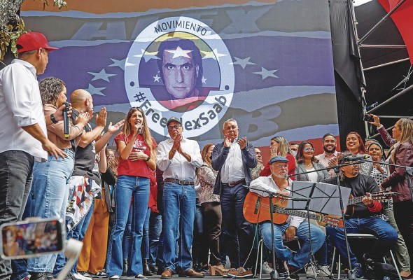 Camila Fabri (camisa roja), esposa de Alex Saab, y el presidente de la Asamblea Nacional de Venezuela, Jorge Rodriguez (c) en una concentración en apoyo al empresario. Camila Fabri (camisa roja), esposa de Alex Saab, y el presidente de la Asamblea Nacional de Venezuela, Jorge Rodriguez (c) en una concentración en apoyo al empresario.