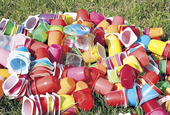 El uso excesivo de plástico, su inadecuado reciclaje y la casi imposibilidad de su degradación biológica, es una de las grandes amenazas al ecosistema. El uso excesivo de plástico, su inadecuado reciclaje y la casi imposibilidad de su degradación biológica, es una de las grandes amenazas al ecosistema.