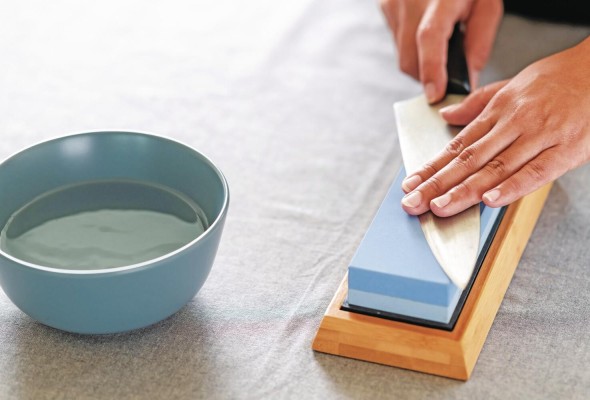 El afilado manual puede tomar mucho tiempo, pero debe hacerse con cuidado. El afilado manual puede tomar mucho tiempo, pero debe hacerse con cuidado.