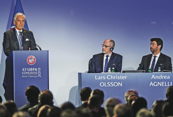 El presidente de la Federación de Fútbol italiana (FIGC), Gabriele Gravina (i) El presidente de la Federación de Fútbol italiana (FIGC), Gabriele Gravina (i)