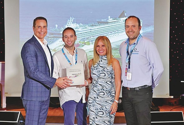 Durante el lanzamiento, el crucero recibió una placa de parte del puerto Colón 2000. Durante el lanzamiento, el crucero recibió una placa de parte del puerto Colón 2000.