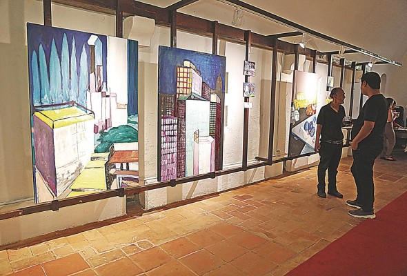 La exposición fue inspirada en los poemas de la esposa del artista. La exposición fue inspirada en los poemas de la esposa del artista.