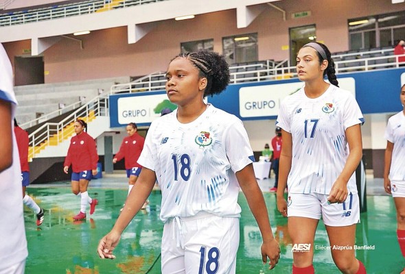 Hernández tiene 22 años y juega como delantera del club argentino UAI Urquiza y en la selección femenina de Panamá. Hernández tiene 22 años y juega como delantera del club argentino UAI Urquiza y en la selección femenina de Panamá.