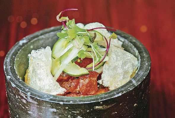 Puerco y chicharrón con plátano majado y sao de pepino Puerco y chicharrón con plátano majado y sao de pepino