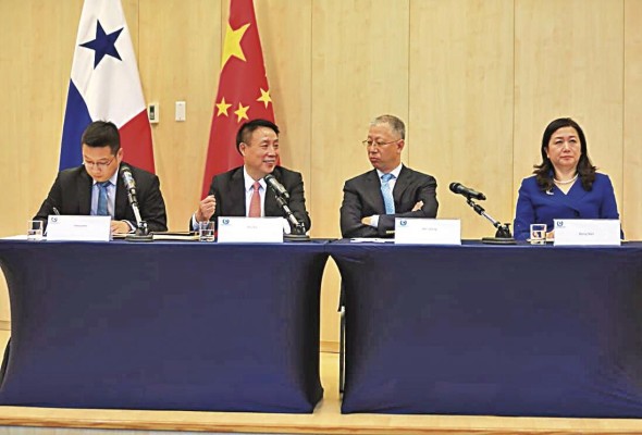 Zhu Rui, ministro adjunto del Departamento Internacional del Comité Central del PCCh (i-c) junto a Wei Qiang, embajador de China en Panamá (d-c) y Sra. Wang Nan (d). Zhu Rui, ministro adjunto del Departamento Internacional del Comité Central del PCCh (i-c) junto a Wei Qiang, embajador de China en Panamá (d-c) y Sra. Wang Nan (d).
