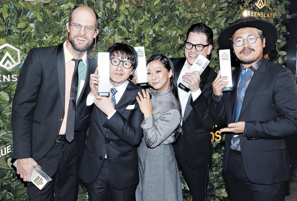 Daniel Scheinert, Ke Huy Quan, Stephanie Hsu, Jonathan Wang y Daniel Kwan, de la película 'Everything Everywhere All At Once'. Daniel Scheinert, Ke Huy Quan, Stephanie Hsu, Jonathan Wang y Daniel Kwan, de la película 'Everything Everywhere All At Once'.