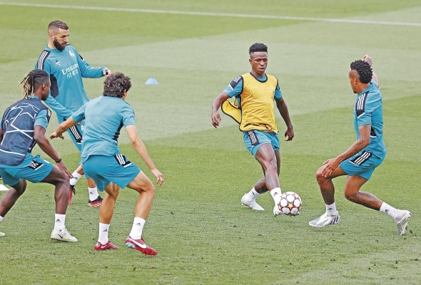 Jugadores del Real Madrid durante el entrenamiento. Jugadores del Real Madrid durante el entrenamiento.