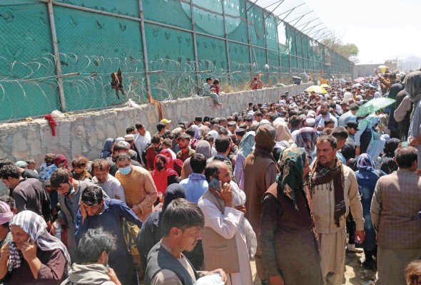 Vista de afganos que intentaban acceder al aeropuerto de Kabul para salir de Afganistán, el pasado 26 de agosto de 2021. Vista de afganos que intentaban acceder al aeropuerto de Kabul para salir de Afganistán, el pasado 26 de agosto de 2021.