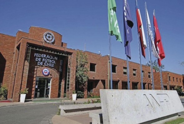 La Federación de Fútbol de Chile (FFCH) se apoya en la argumentación y documentación presentada por su abogado Eduardo Carlezzo. La FIFA acogió la demanda, iniciando la investigación respectiva. La Federación de Fútbol de Chile (FFCH) se apoya en la argumentación y documentación presentada por su abogado Eduardo Carlezzo. La FIFA acogió la demanda, iniciando la investigación respectiva.