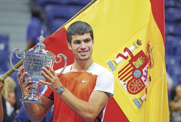 Alcaraz es el jugador más joven en alcanzar el número 1 mundial. Alcaraz es el jugador más joven en alcanzar el número 1 mundial.
