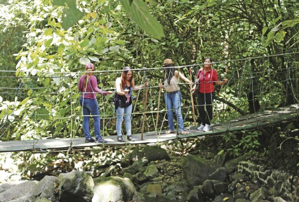 El Chorro El Macho con su actual ampliación del Canopy Lodge. El Chorro El Macho con su actual ampliación del Canopy Lodge.