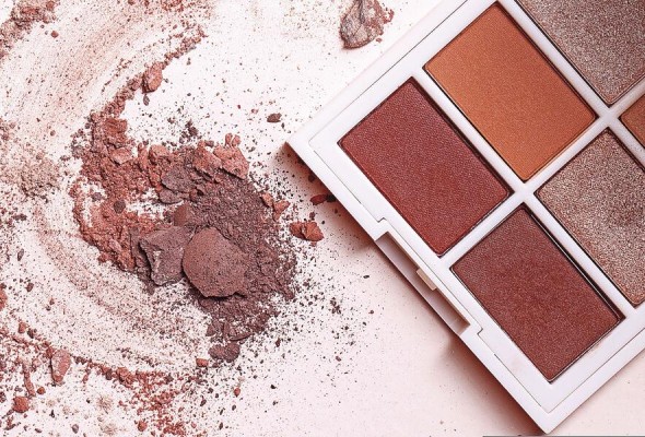 En 2018, una investigación privada determinó, utilizando muestras al azar de maquillaje infantil, que había presencia de asbestos en las sombras de ojos mercadeadas para las niñas. En 2018, una investigación privada determinó, utilizando muestras al azar de maquillaje infantil, que había presencia de asbestos en las sombras de ojos mercadeadas para las niñas.