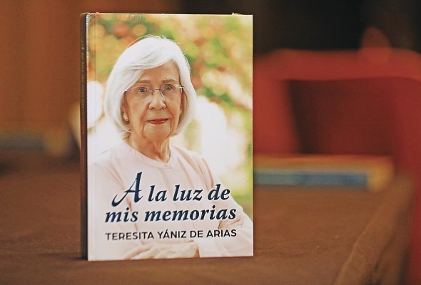 Portada del libro 'A la luz de mis memorias'. Portada del libro 'A la luz de mis memorias'.