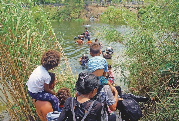 Migrantes cruzan el río Bravo para intentar ingresar a Estados Unidos hoy, en Matamoros (México). Migrantes cruzan el río Bravo para intentar ingresar a Estados Unidos hoy, en Matamoros (México).