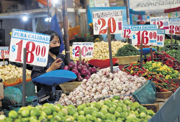Una mujer vende verdurasen un mercado de Ciudad de México, en una imagen de archivo. Una mujer vende verdurasen un mercado de Ciudad de México, en una imagen de archivo.