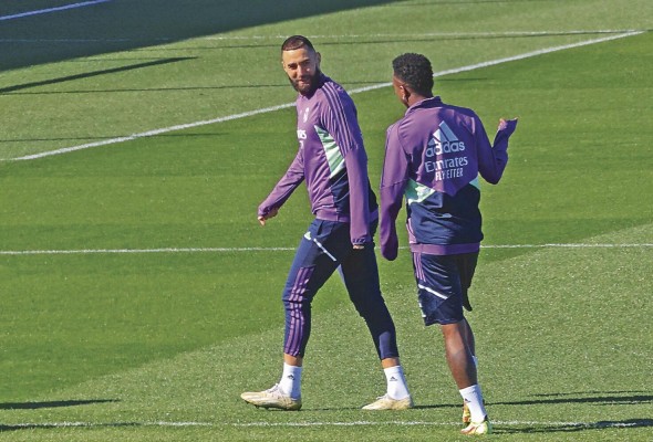 Karim Benzema (i) junto a Vinicius Jr (d). durante un entrenamiento. Karim Benzema (i) junto a Vinicius Jr (d). durante un entrenamiento.