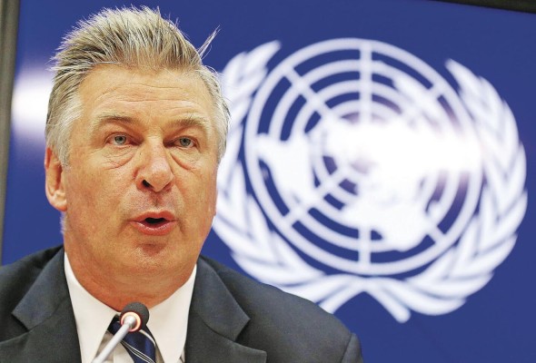 Según la declaración jurada de Baldwin y el director del filme Joel Souza, el asistente de dirección Dave Halls entregó la pistola a Baldwin al grito de “pistola fría”. Según la declaración jurada de Baldwin y el director del filme Joel Souza, el asistente de dirección Dave Halls entregó la pistola a Baldwin al grito de “pistola fría”.