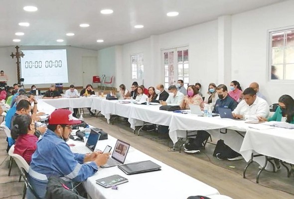 Gremios y representantes del Ejecutivo, incluyendo la ministra de Educación, Maruja Gorday de Villalobos, durante el diálogo. Gremios y representantes del Ejecutivo, incluyendo la ministra de Educación, Maruja Gorday de Villalobos, durante el diálogo.