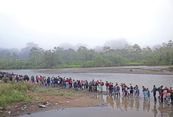 Imagen captada en octubre de 2022 que muestra la fila de personas en el pueblo de Bajo Chiquito, en Darién, para ser enviadas a Metetí, tras cruzar la selva Imagen captada en octubre de 2022 que muestra la fila de personas en el pueblo de Bajo Chiquito, en Darién, para ser enviadas a Metetí, tras cruzar la selva