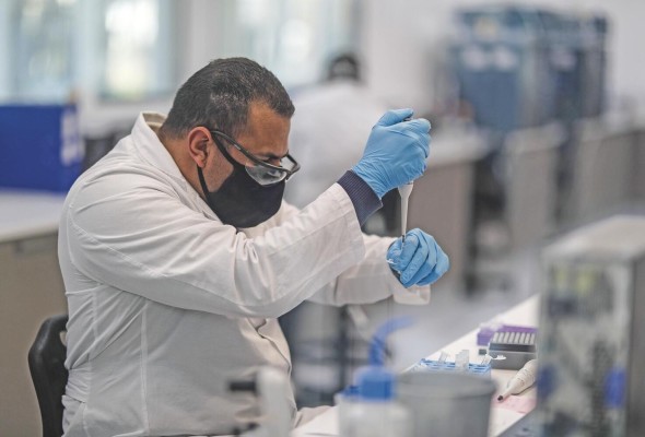 Las investigaciones en torno a la vacuna de AstraZeneca continúan, a fin de afianzar la seguridad de la población. Las investigaciones en torno a la vacuna de AstraZeneca continúan, a fin de afianzar la seguridad de la población.