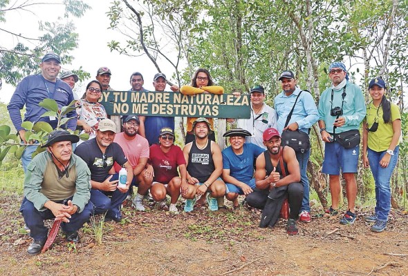 En Panamá existe una gran diversidad de flora y fauna. En Panamá existe una gran diversidad de flora y fauna.